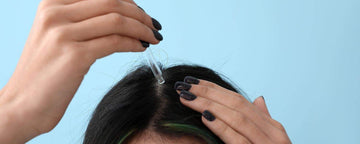 Kvinde bruger hovedbundsolie i sit hår