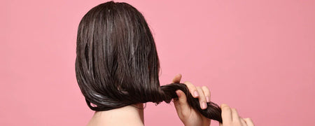 En guide til brug af hårmasker natten over for sundere hår