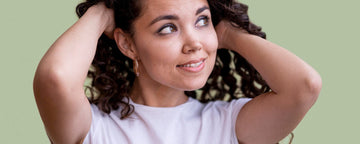 Sådan fugter du krøllet hår: Naturlige metoder, der giver mere definition og fugt