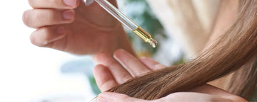 Kvinde bruger en keratin behandling til håret