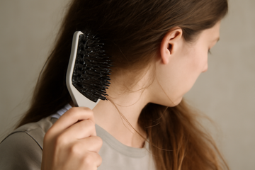 Hvorfor knækker mit hår, når jeg børster det? Opdag de almindelige årsager og løsninger.