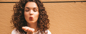 Mousse til krøllet hår: Guide til volumen, definition og styling