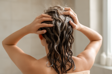 Sådan slipper du af med statisk hår naturligt: Enkle tips til glatte hårstrå