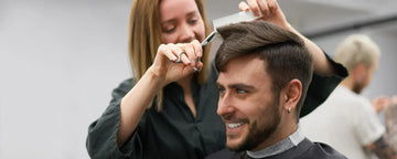 Mand med hvirvl i sit hår bliver klippet