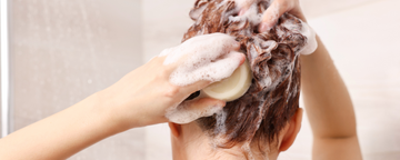 Kvinde vasker sit hår i koldt vand