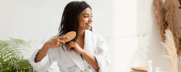 Kvinde børster krøllet hår