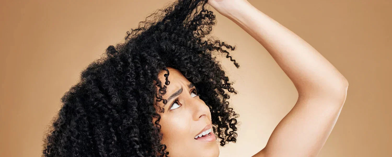 Kvinde med skadet krøllet hår