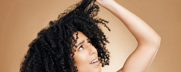 Kvinde med skadet krøllet hår