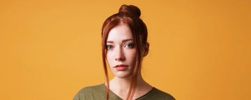 Kvinde med langt pandehår