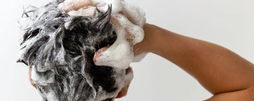 Vasker hår med koffein shampoo