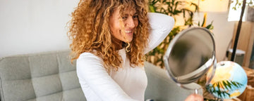 Kvinde styler sit hår