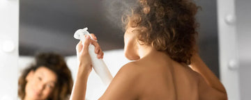 Kvinde bruger saltvandsspray til sit hår