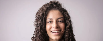 Kvinde med krøllet hår