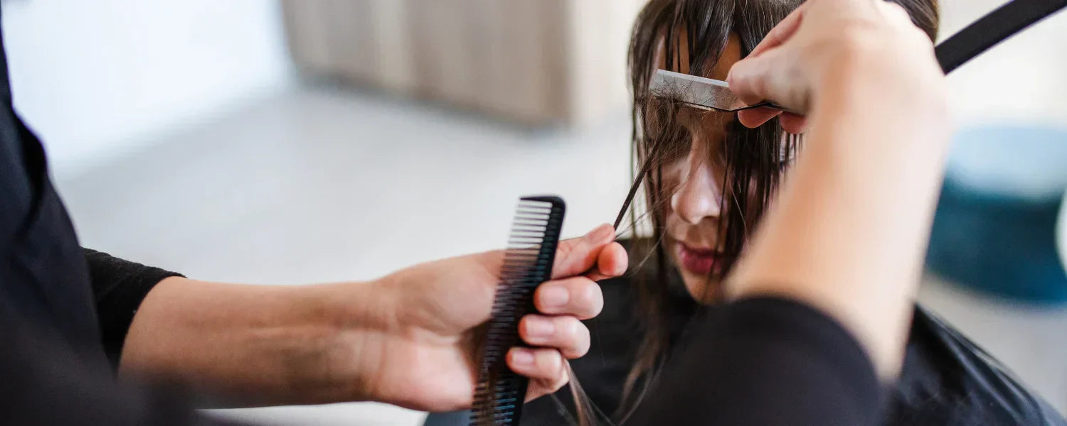 Kvinde får klippet birkin bangs