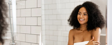 Kvinde med krøller kigger sig i spejlet