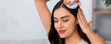 Kvinde eksfolierer hovedbunden