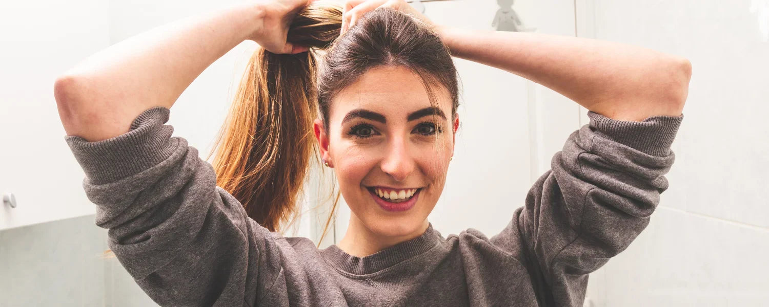 Kvinde laver en hestehale