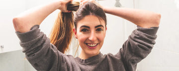 Kvinde laver en hestehale