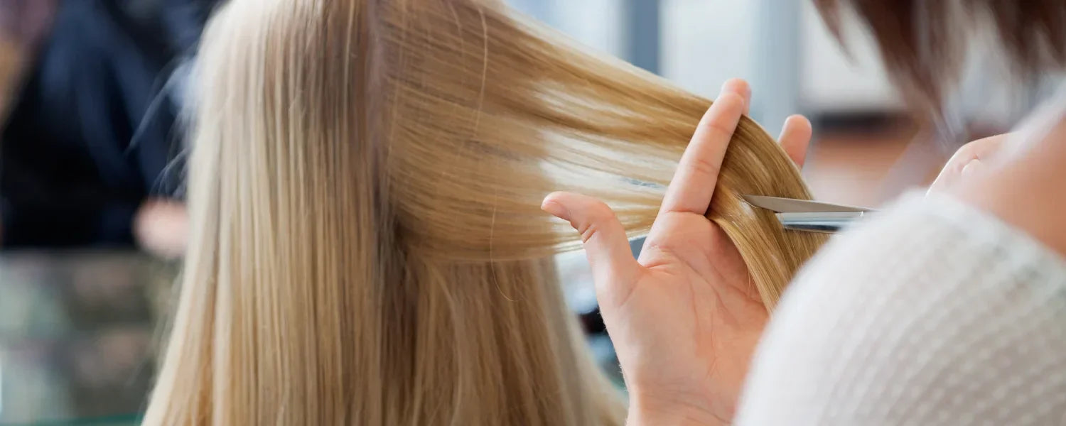 Frisør bruger fortyndersaks