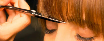 Kvinde får klippet pandehår