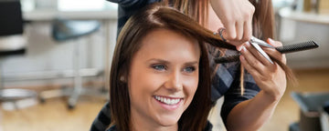 Kvinde får klippet sit hår