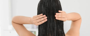 Kvinde bruger hårmaske