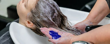 Kvinde får Silver Shampoo i sit hår