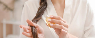 Kvinde der bruger hårolie