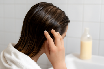 Kan plejende balsam forårsage fedtet hår? Find ud af hvorfor og hvordan man undgår det