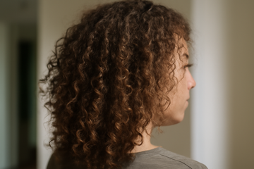 Er krøllet hår høj porøsitet? Forstå nuancerne og plejetips