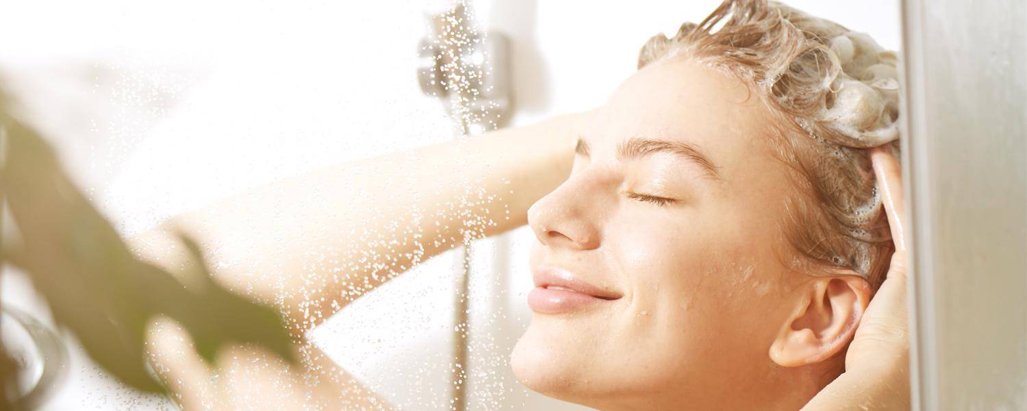 Kvinde bruger shampoo uden sulfat og silikone