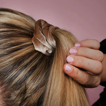 beige scrunchie hårpynt
